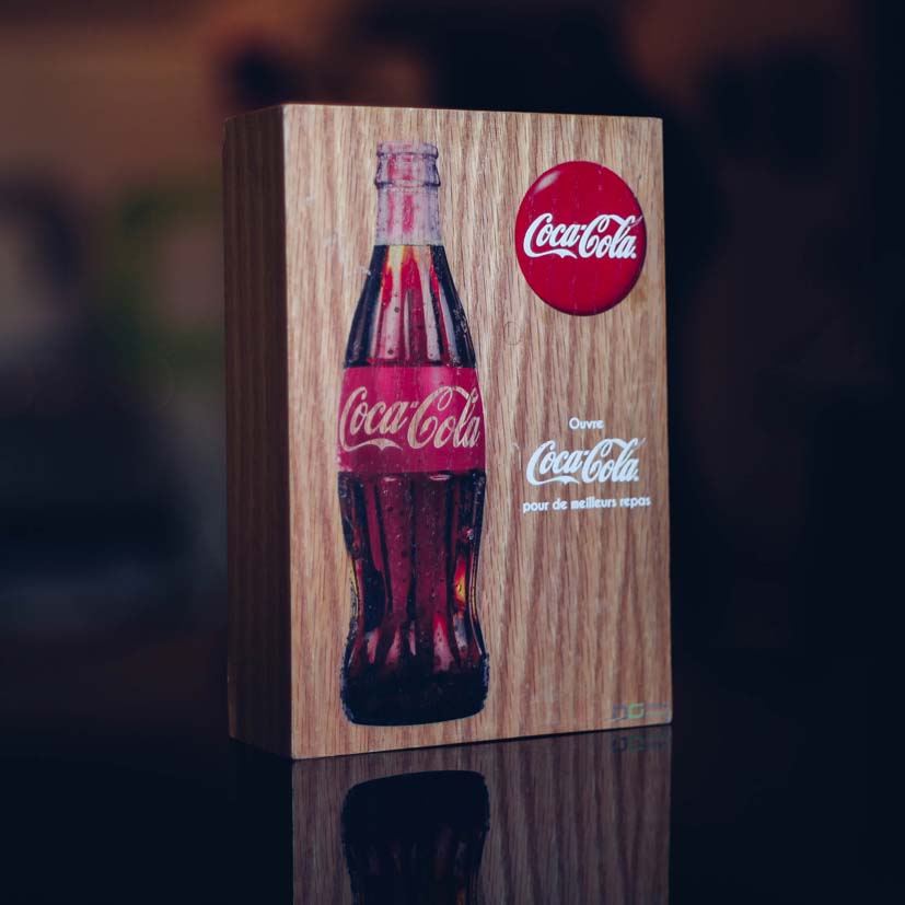 Impression de la bouteille de Coca Cola sur bois
